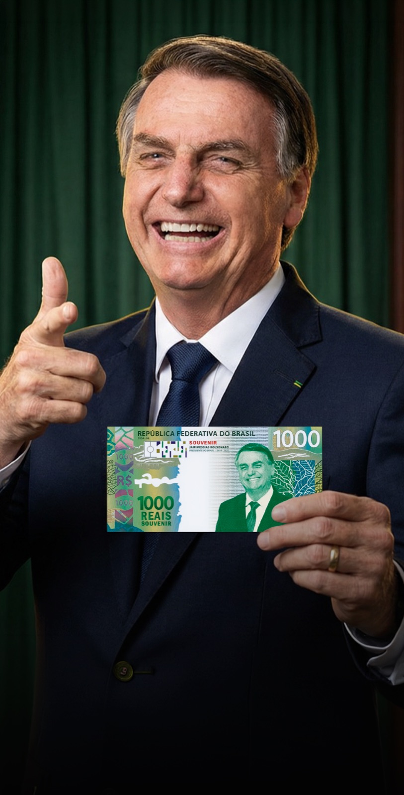 Bolsonaro segurando a Cédula Souvenir