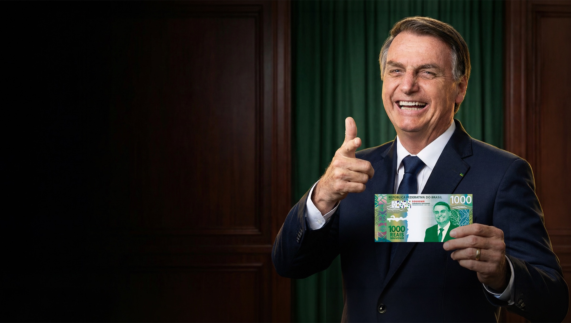 Bolsonaro segurando a Cédula Souvenir